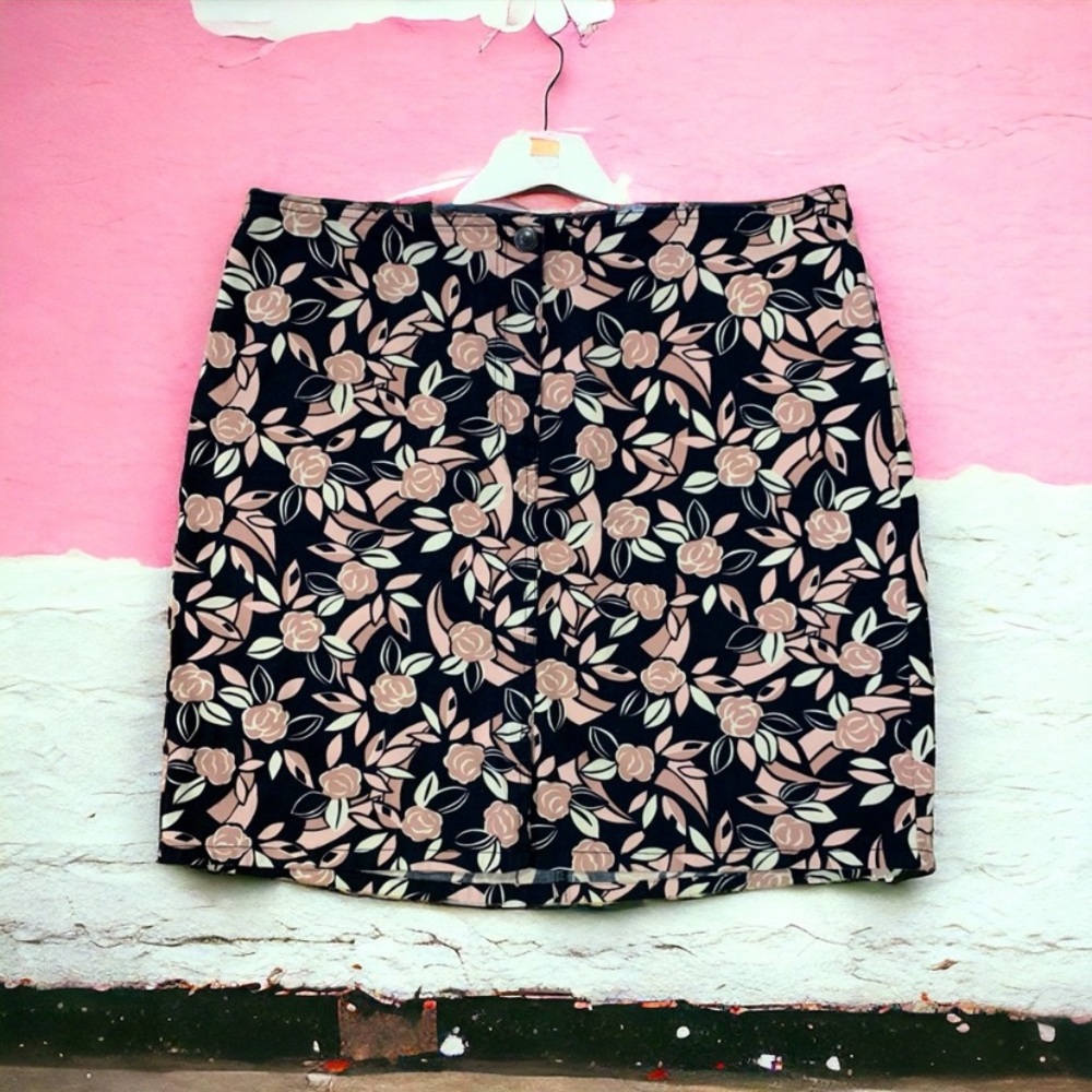 Chic Floral Pencil Skirt in Black and Cream
